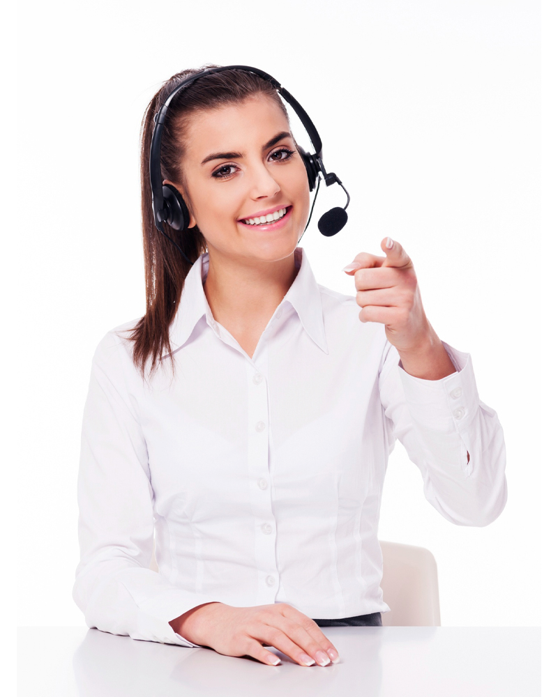 Mujer que trabaja en un contact center sonriendo