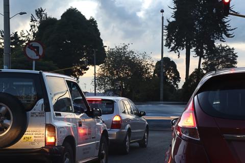 Vehículos detenidos en un cruce.